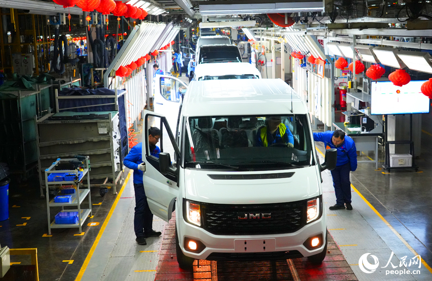 臨近新春，江鈴汽車小蘭工廠總裝車間內掛上了燈籠，技術人員正在對車身進行下線前的檢測。人民網記者 毛思遠攝