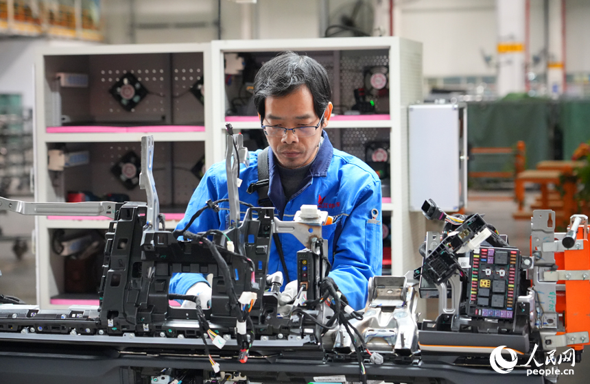技術人員正在裝配汽車中控臺。人民網記者 毛思遠攝