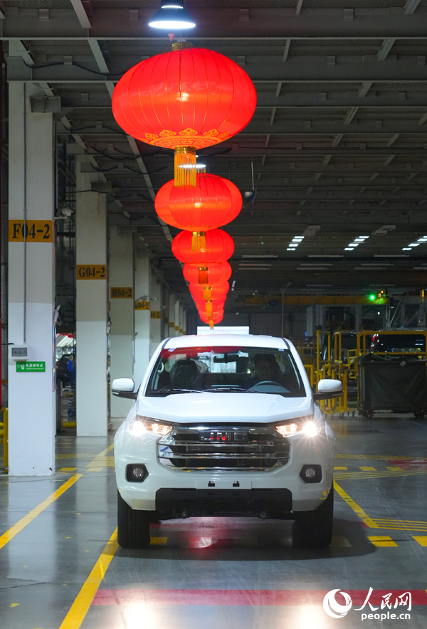 新車等待出廠。人民網記者 毛思遠攝