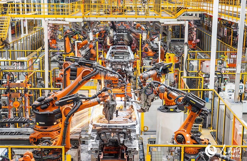 江鈴汽車富山工廠焊接車間,機械臂正在焊接車身。人民網記者 毛思遠攝