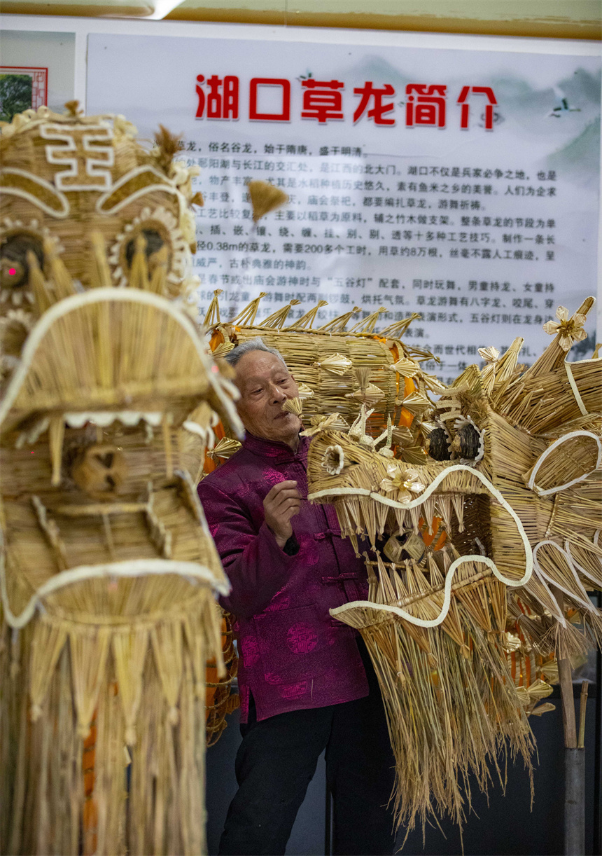 國家級非物質文化遺產湖口草龍代表性傳承人正在精心趕制草龍。李學華攝