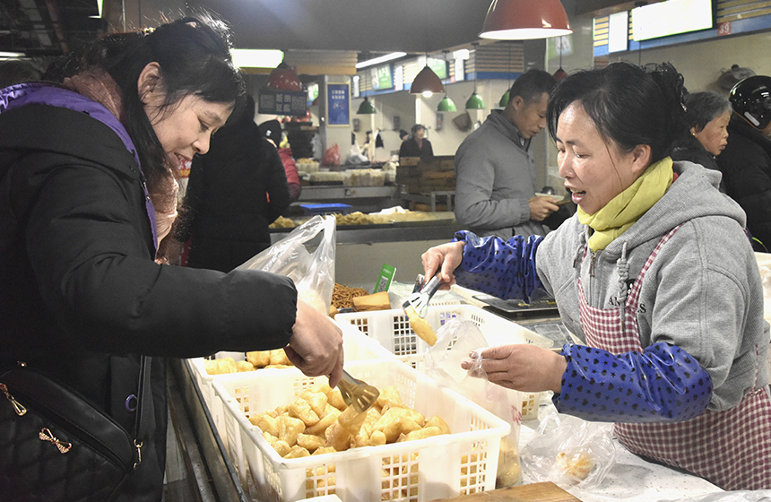 人們正在購置年貨。劉陽春攝