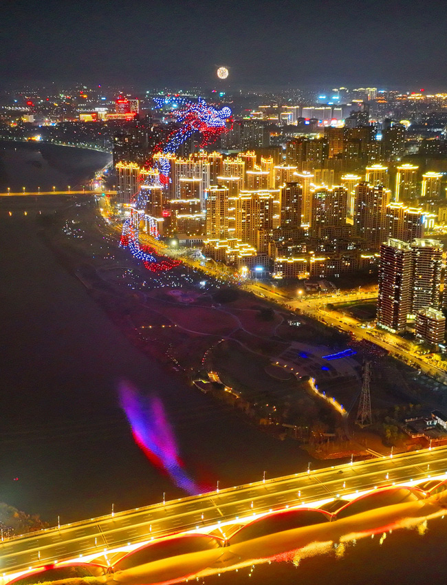 贛州經開區新春大型燈光秀和焰火晚會，1500臺無人機組合成一條巨龍在夜空中浮游。人民網 朱海鵬攝