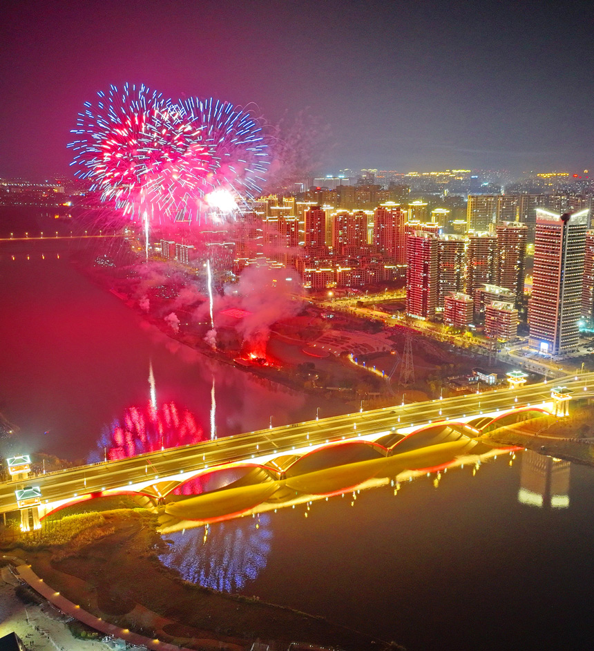 贛州經開區新春大型燈光秀和焰火晚會，一束束升騰而起的煙花焰火流光溢彩、璀璨奪目。人民網 朱海鵬攝
