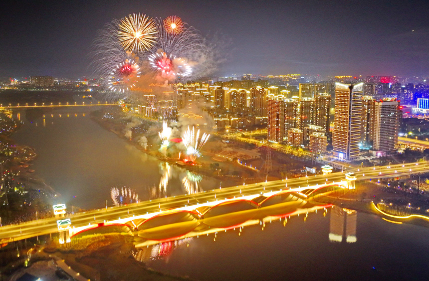 贛州經開區新春大型燈光秀和焰火晚會，一束束升騰而起的煙花焰火流光溢彩、璀璨奪目。人民網 朱海鵬攝