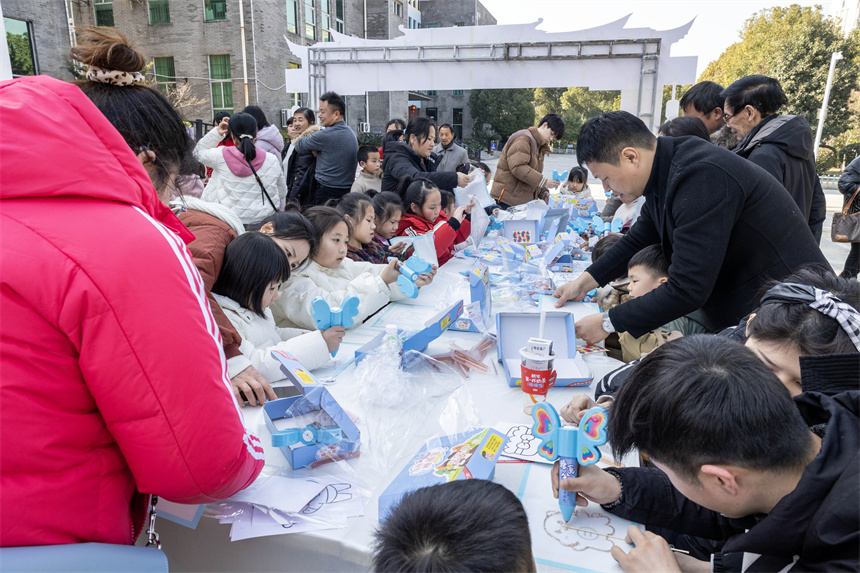 糖畫體驗。 汪和云攝