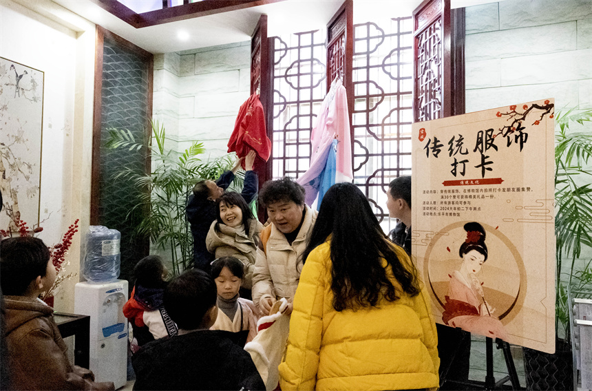 傳統服飾打卡。 汪和云攝