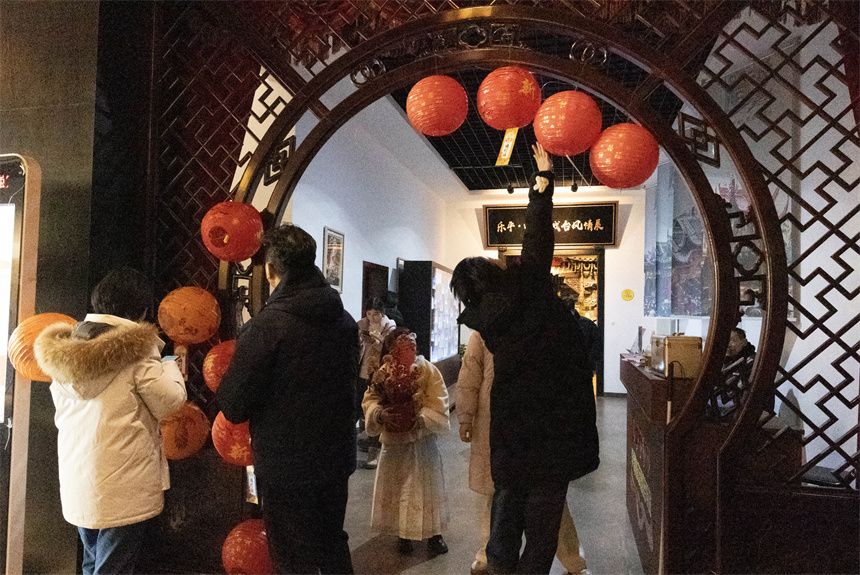 猜燈迷。 汪和云攝