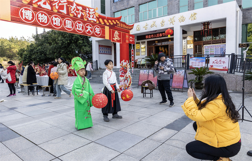 拍照打卡。 汪和云攝
