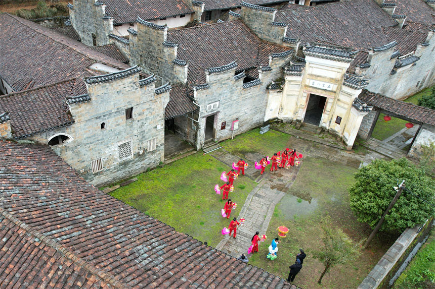 村民正在跳茶籃燈舞，為大家送上新春祝福。曾嶸峰攝