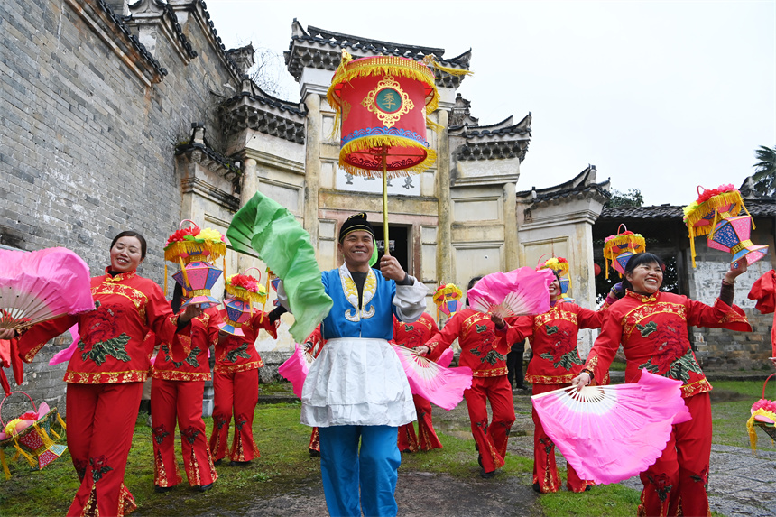 村民正在跳茶籃燈舞，為大家送上新春祝福。曾嶸峰攝