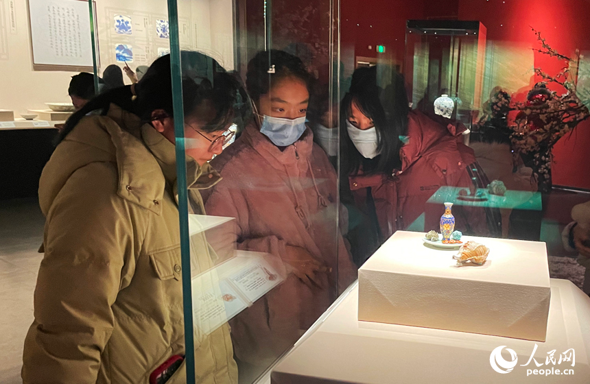 走進江西省博物館，各式御瓷精品讓市民游客目不暇接。人民網記者 毛思遠攝