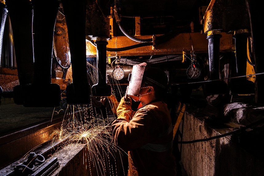工作人員正在對工作裝置進行電焊作業。邱鋒龍攝