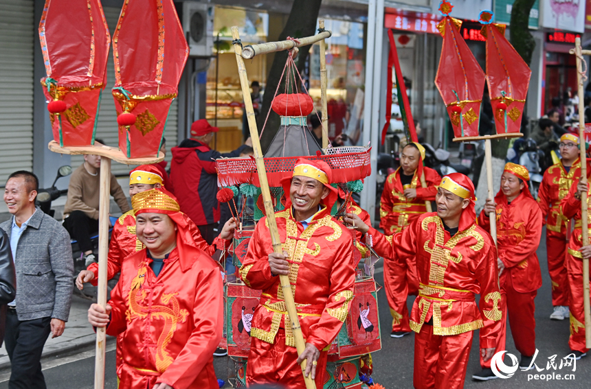 贛閩粵非遺民俗踏街活動在江西寧都舉行，吸引眾多市民、游客前來觀看。人民網 朱海鵬攝