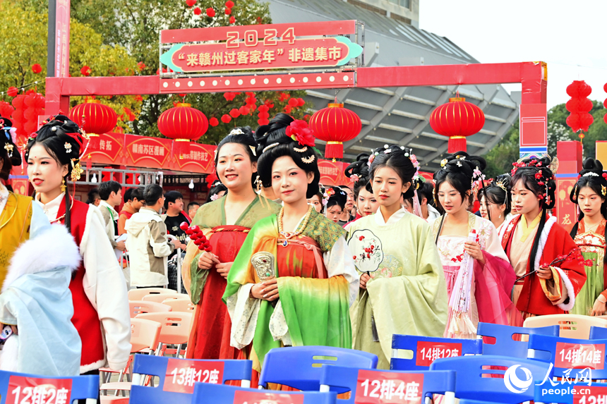 贛閩粵非遺民俗踏街活動在江西寧都舉行，吸引眾多市民、游客前來觀看。人民網 朱海鵬攝