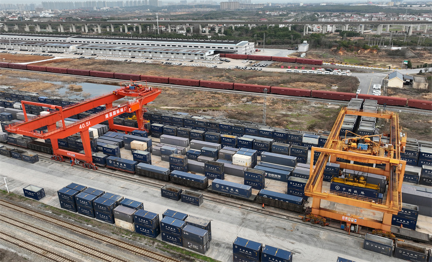 國際陸港內，龍門吊正在吊裝集裝箱，一派繁忙景象。 胡國林攝