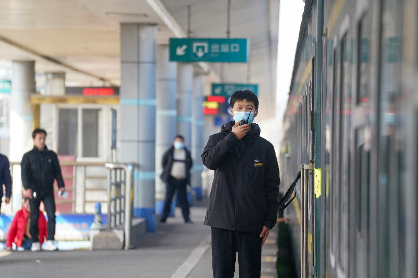 工作人員進行聯控。梁犇攝