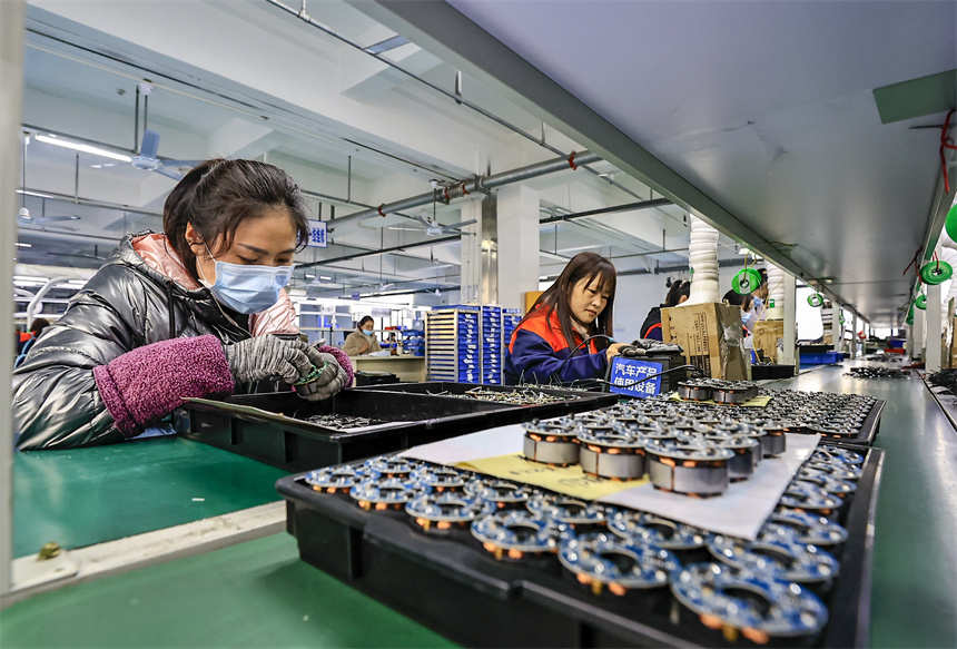 工人正在趕制訂單產品。吳江攝