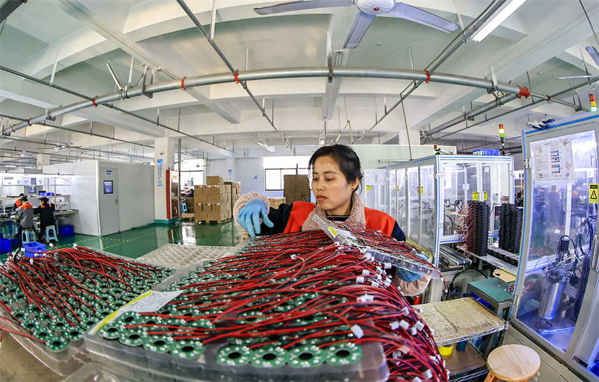 工人正在趕制訂單產品。吳江攝
