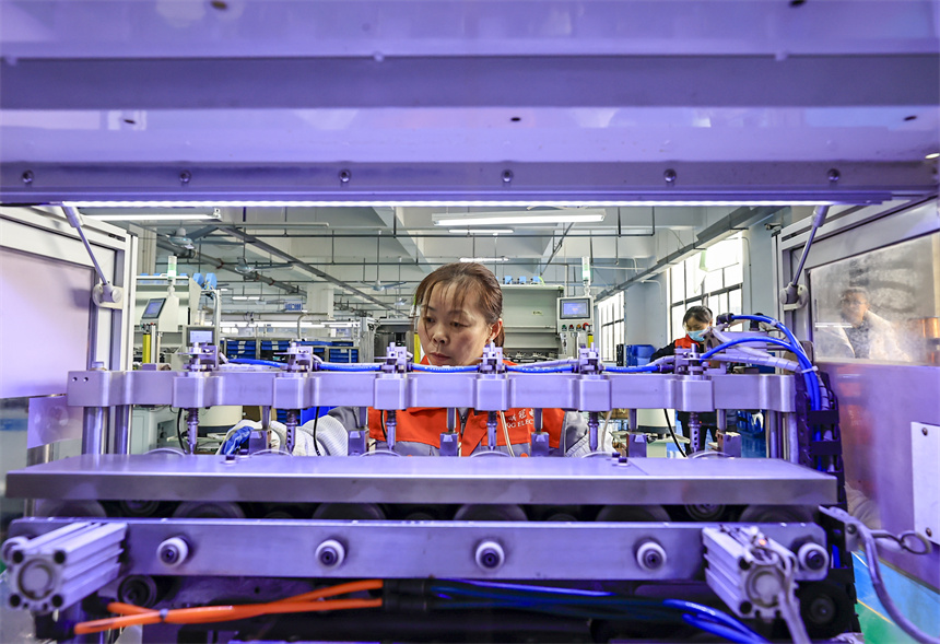 工人正在趕制訂單產品。吳江攝