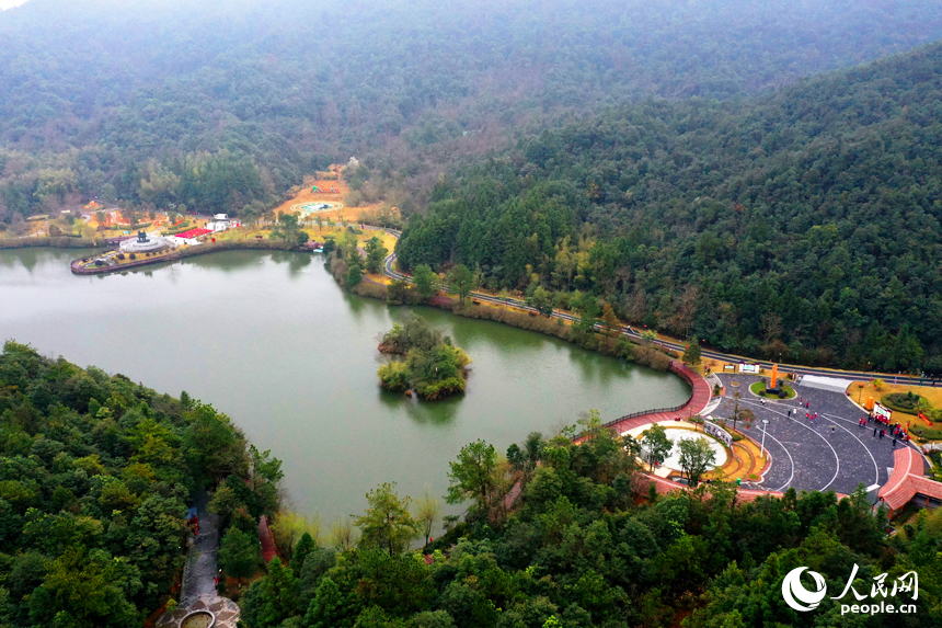 航拍鏡頭下的江西安遠三百山山清水秀生態美。 人民網記者 時雨攝