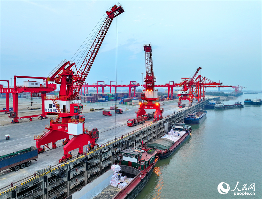南昌市龍頭崗綜合碼頭，起重機來回裝運化肥，工人在作業一線忙碌。人民網 朱海鵬攝
