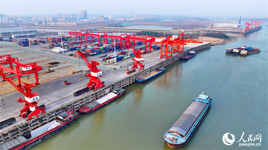 南昌市龍頭崗綜合碼頭，起重機來回裝運化肥，工人在作業一線忙碌。人民網 朱海鵬攝