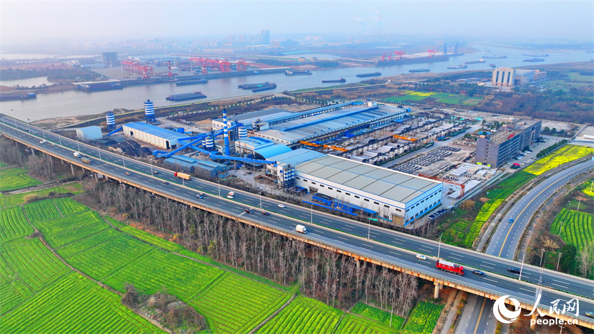 南昌縣南新鄉西江村，車輛在繞城高速公路上疾馳，沿線鄉村春景怡人。人民網 朱海鵬攝