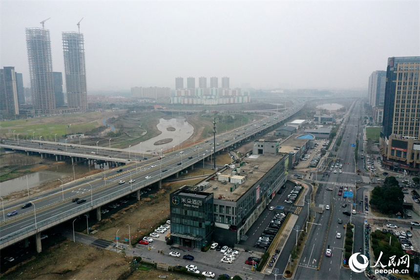 江西省南昌市紅谷灘區的城市道路與環城快速路縱橫交織。 人民網記者 時雨攝