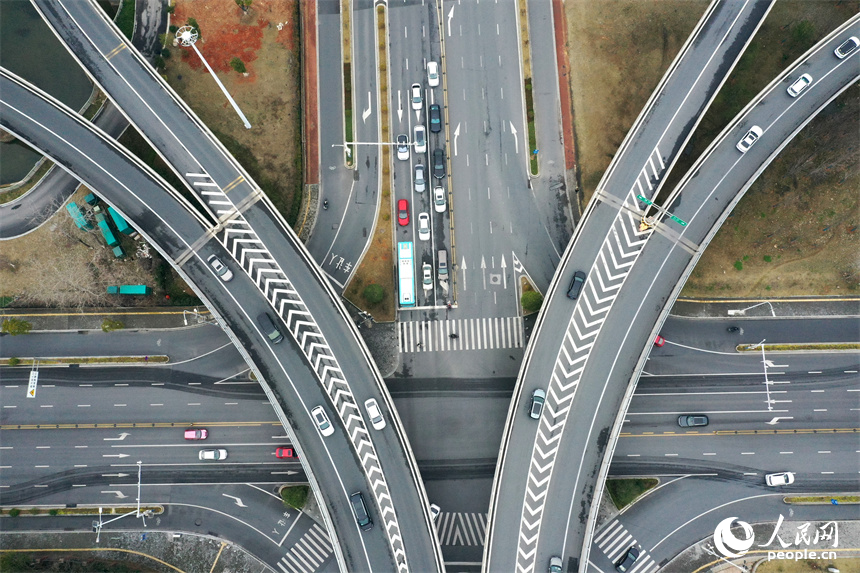 江西省南昌市紅谷灘區的城市道路與環城快速路縱橫交織。 人民網記者 時雨攝