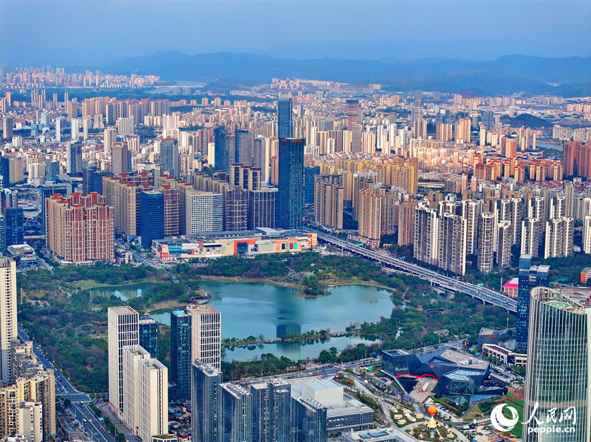 贛州市中心城區高樓大廈、公園濕地和青山綠水相互映襯、相得益彰，一幅現代化山水城市風光畫卷映入眼簾。人民網 朱海鵬攝