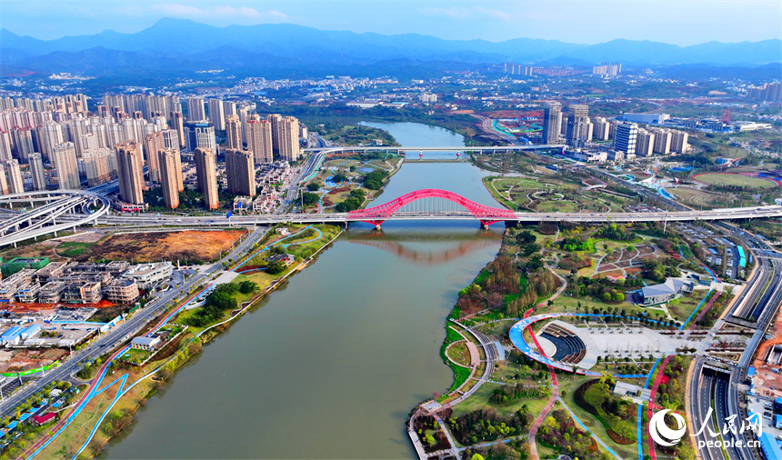 贛州市中心城區高樓大廈、公園濕地和青山綠水相互映襯、相得益彰，一幅現代化山水城市風光畫卷映入眼簾。人民網 朱海鵬攝