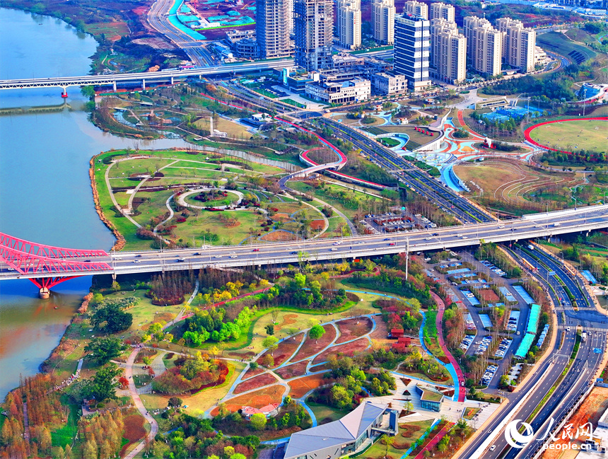 贛州市中心城區高樓大廈、公園濕地和青山綠水相互映襯、相得益彰，一幅現代化山水城市風光畫卷映入眼簾。人民網 朱海鵬攝