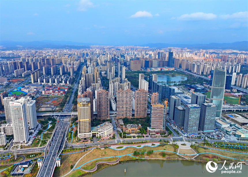 贛州市中心城區高樓大廈、公園濕地和青山綠水相互映襯、相得益彰，一幅現代化山水城市風光畫卷映入眼簾。人民網 朱海鵬攝