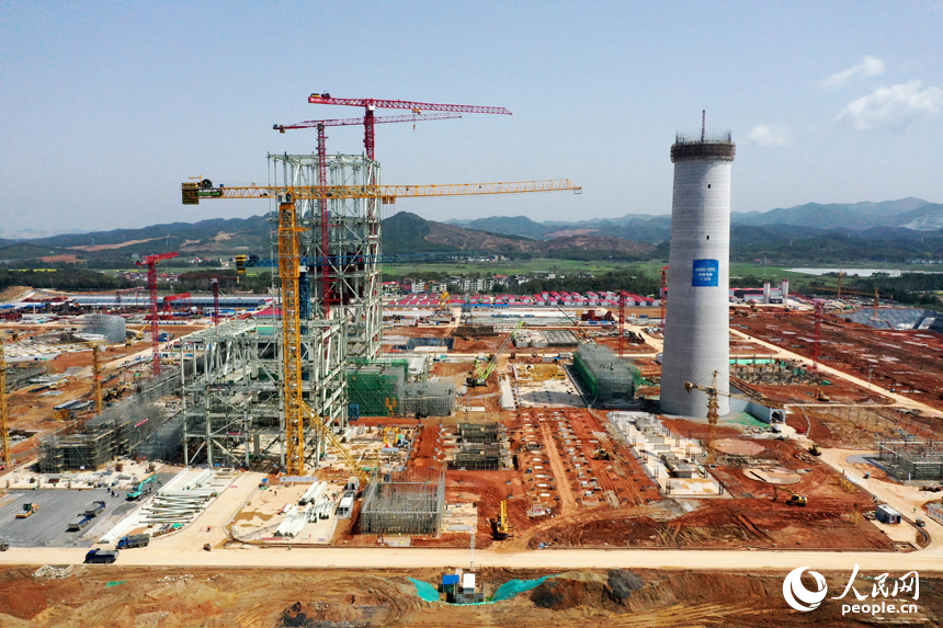 江西省宜春市上高縣的江西贛能上高2×1000MW清潔煤電項目建設現場。 人民網記者 時雨攝