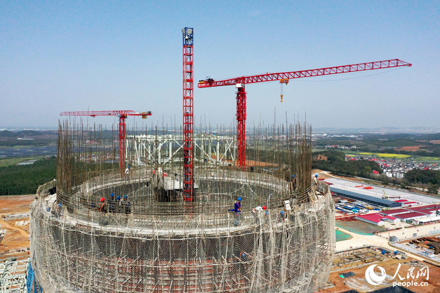 項目建設現場，工人們正在百米高的施工場地忙碌。 人民網記者 時雨攝