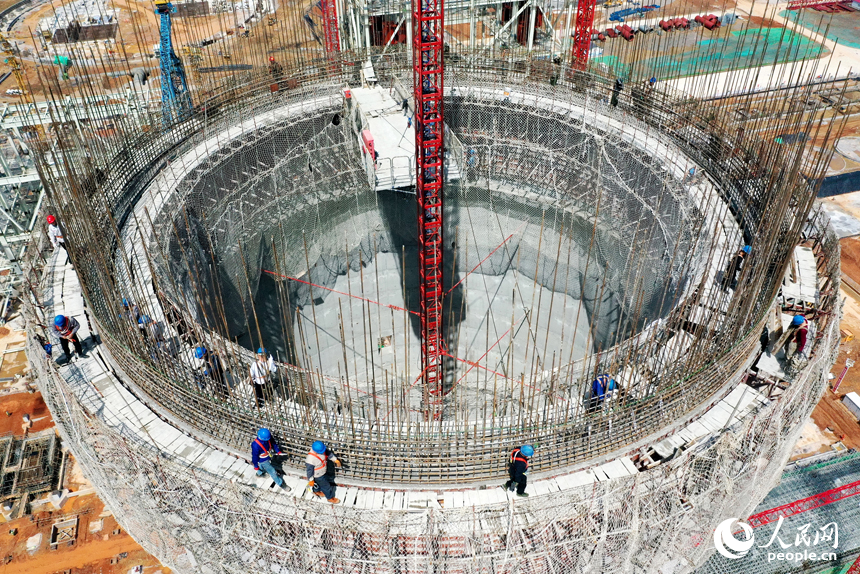 項目建設現場，工人們正在百米高的施工場地忙碌。 人民網記者 時雨攝