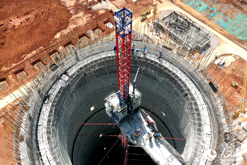 項目建設現場，工人們正在百米高的施工場地忙碌。 人民網記者 時雨攝