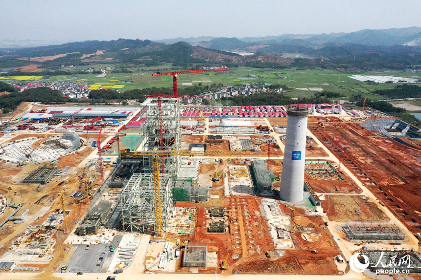 江西省宜春市上高縣的江西贛能上高2×1000MW清潔煤電項目建設現場。 人民網記者 時雨攝