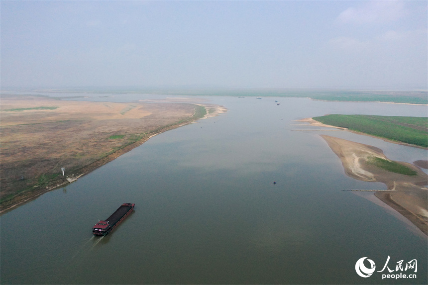 一艘滿載的貨船從贛江駛入鄱陽湖。 人民網記者 時雨攝
