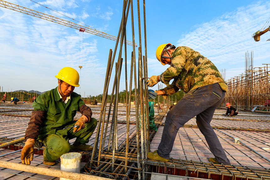 工程人員正在搶抓工期趕進度。詹繼成攝
