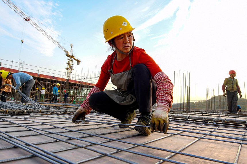 工程人員正在搶抓工期趕進度。詹繼成攝