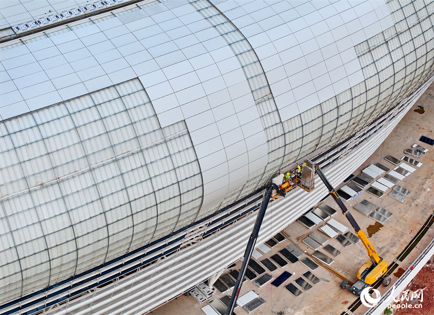 贛州市全民健身中心一期項目，工人在加緊施工。人民網 朱海鵬攝