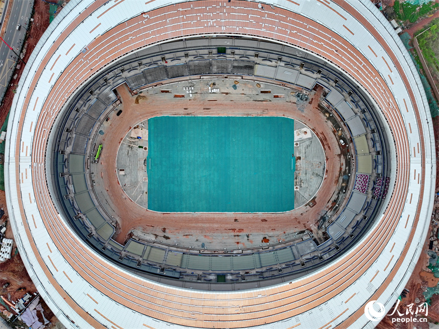 贛州市全民健身中心一期項目，工人在加緊施工。人民網 朱海鵬攝