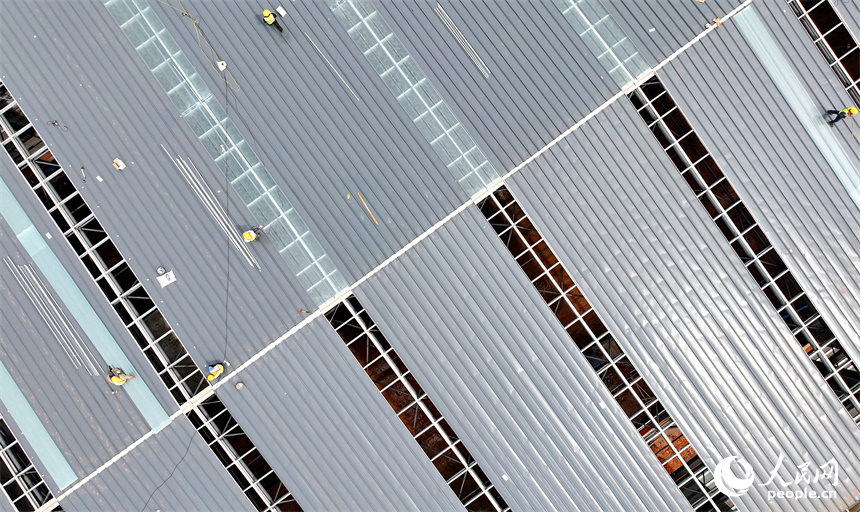 位于南昌縣的姚灣作業區綜合碼頭貨場，工人在建設堆場散貨倉基樁。人民網 朱海鵬攝