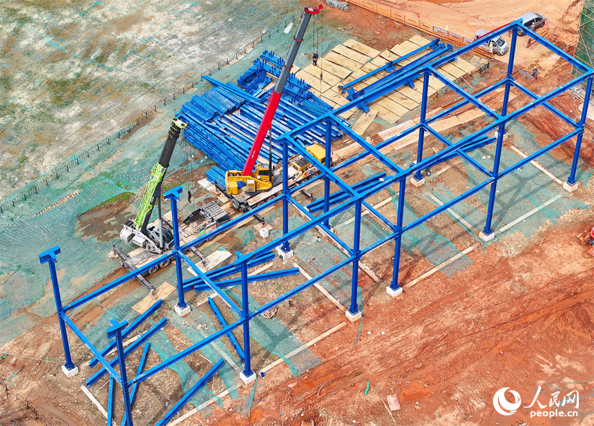 位于南昌縣的姚灣作業區綜合碼頭貨場，工人在鋪設堆場散貨倉頂棚采光板。人民網 朱海鵬攝