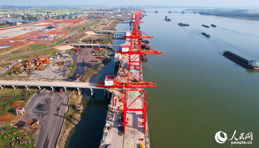 江西南昌港東新港區姚灣作業區綜合碼頭，船來船往，一派繁忙景象。人民網記者 毛思遠攝