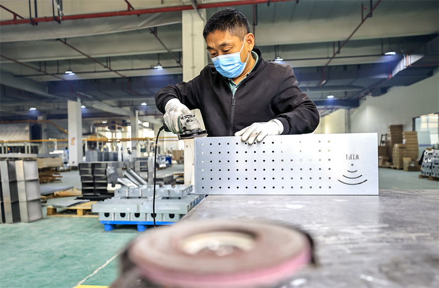 在湖口縣一家金屬制品加工廠里，工人正在生產線上忙碌。吳江攝