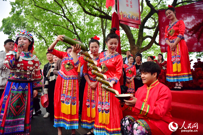 在洋林歸僑少數民族村，換上民族服飾的游客體驗特色婚嫁聯歡活動。 人民網記者 時雨攝
