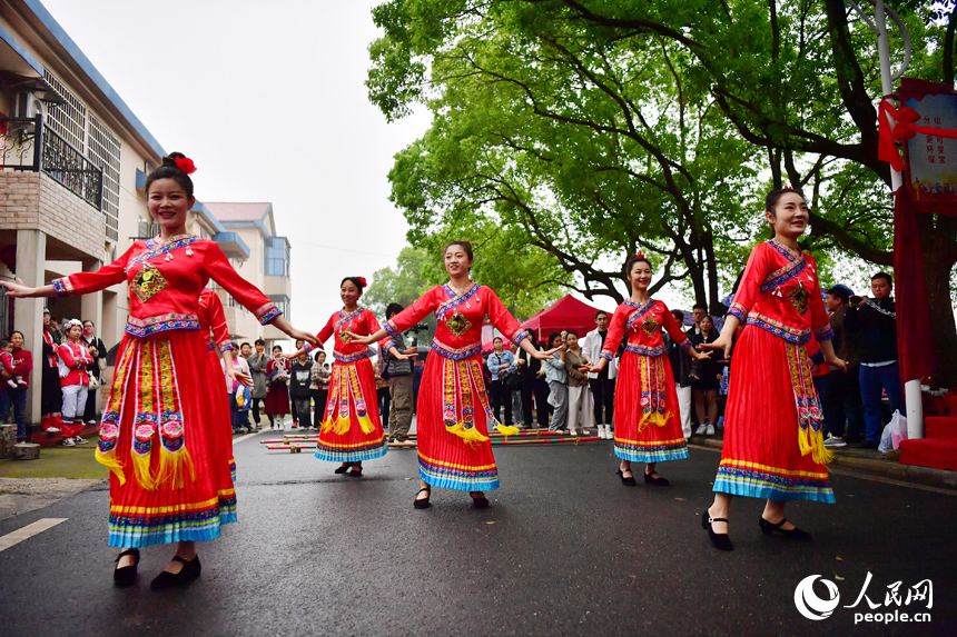 在洋林歸僑少數民族村，當地村民跳起民族舞迎接四海賓朋。 人民網記者 時雨攝